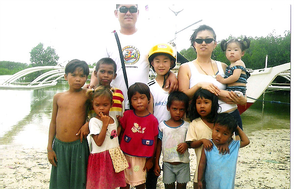 <사랑전파>, 김성욱(제주시 진남로)
작품설명 : 필리핀의 어느 시골마을. 필리핀 현지 아이들과 우리식구와의 놀이 한판.언어 문화 생활이 다른이곳아이들과 친분을나누고 사랑의 소중함을 나누웠다