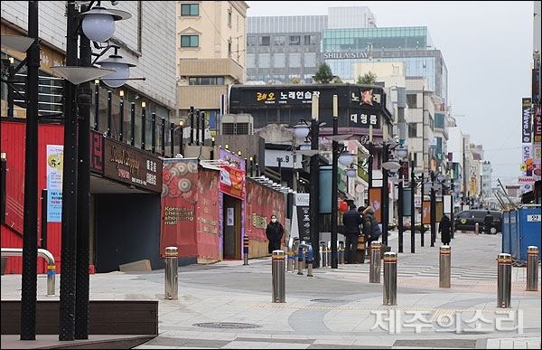 제주 575번 코로나19 확진자가 지난달 27일 다녀간 제주시 연동 누웨모루거리. ⓒ제주의소리 자료사진