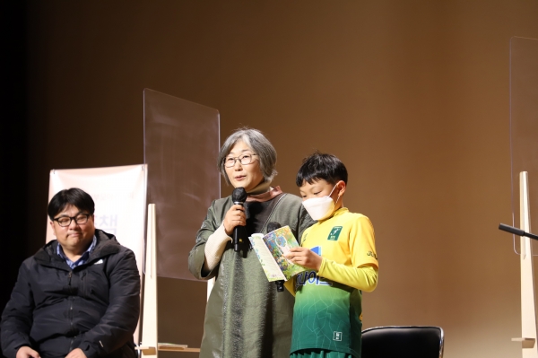 ‘2021 부모아카데미’가 13일 오후 2시부터 서귀포학생문화원에서 '제주책 자파리 프로젝트'로 진행됐다. 현택훈 시인과 강은미 시인, 노래꾼 박순동씨