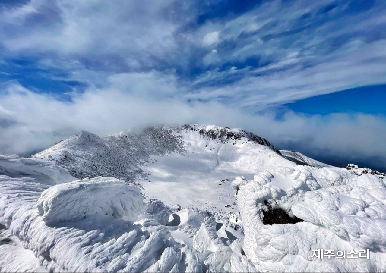 13일 하얀 눈으로 뒤덮인 한라산 백롬담 모습. ⓒ제주의소리