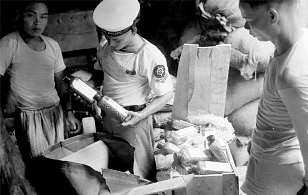 한국전쟁 때 중국으로 밀수된 페니실린을 압수하는 홍콩 경찰. 사진=리춘펑. ⓒ제주의소리