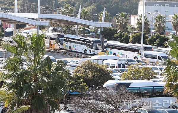 29일 제주공항 주차장에 전세버스가 줄지어 들어서고 있다. 대부분 단체 관광객을 실어 나르기 위한 차량이다. ⓒ제주의소리