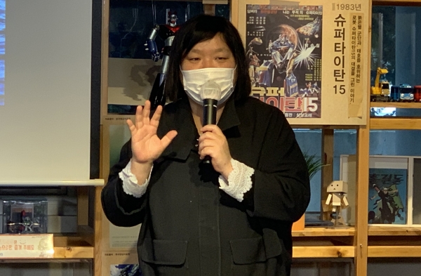 김신숙 시인이 30일 오후 1시30분 서귀포 아시아CGI애니메이션센터 애니카페에서 부모아카데미 강연을 펼치고 있다.