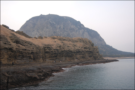 용머리 응회안에서 바라본 산방산의 모습이다. 이 일대는 제주섬이 탄생될 초창가의 비밀을 간직하고 있다.