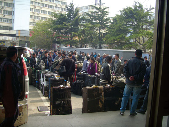 칭따오 여객터미널 앞의 주차장 한쪽에 보따리상들의 짐들이 줄을 서서 세워져 있다. ⓒ양기혁
