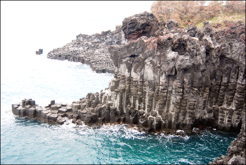 대포동 주상절리. 약 25만 년 전에 녹하지악에서 분출된 용암이 이 일대에서 냉각될 때 형성된 것이다.