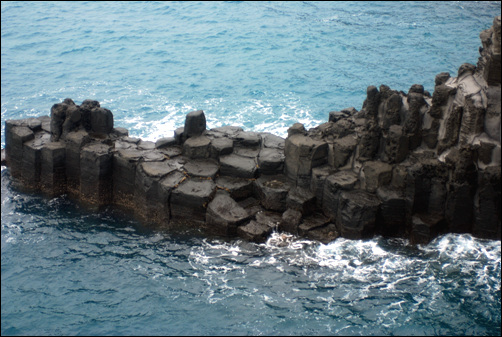 바위 기둥의 크기와 절리면의 모양이 다양하다.