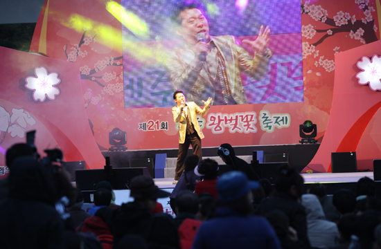 가수 박성철씨가 흥겨운 노래를 부르고 있다.
