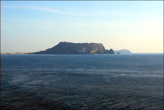 성산일출봉은 원래 바다 위에 떠있는 섬이었으며, 수성화산활동으로  형성된 단일 화산체다.