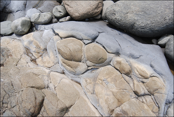 바위들이 다채로운 색깔을 띠는데도 불구하고 가파도의 암석은 화학적으로 동일한 성분을 포함하고 있다.