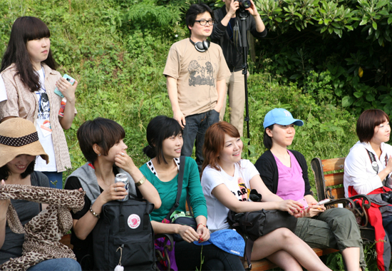 'GET' 참가자들의 바이바이배드맨의 노래를 듣고 있다. ⓒ제주의소리 김태연기자