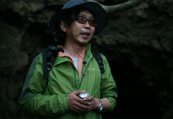 서우봉 끝자락 일본군 진지동굴에 대해 설명하고 있는 강성일 생태해설사. ⓒ제주의소리 김태연기자