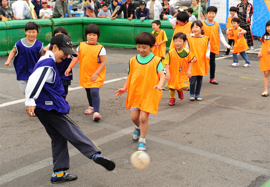 돼지 오줌보를 공으로 만들어 축구 시합을 벌이는 도새기 월드컵'에 참가한 어린이들. ⓒ제주의소리