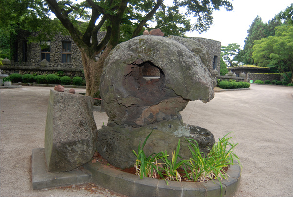가운데가 뻥 뚤린 용암 수형석이다.