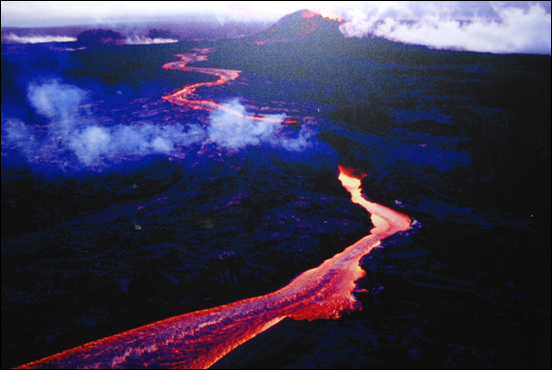 용암류가 계곡을 따라 흐르는 모습이다. 이 과정에서 용암류의 바깥 부분이 냉각되어 굳어지면 용암튜브가 된다.(돌문화공원에서 촬영)
