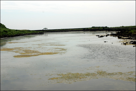 섬의 동부에 분포하는 염습지 '펄랑못'이다. 지하를 통해 해수가 드나들기 때문에 조수 운동에 따라 수면의 높이가 변한다.