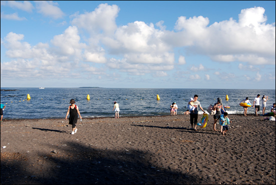 쇠소깍 동쪽 해변에 검은모래 사빈이 형성되었다. 최근들어 여름이면 관광객들이 물놀이를 즐기기 위해 이 검은 모래 해수욕장을 찾는다.