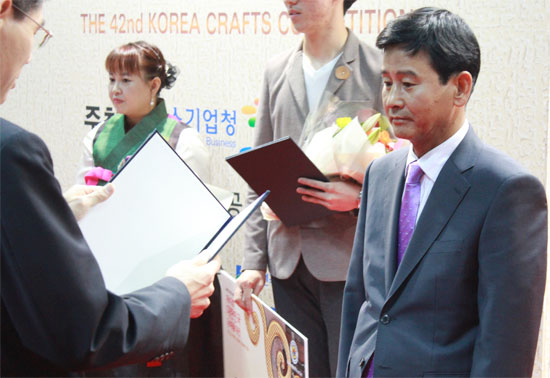 현병묵씨의 '제주 샬레'가 42회 대한민국공예품대전에서 국무총리상을 수상했다.