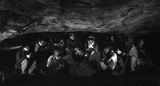 동굴로 피신온 사람들이 지슬(감자)을 나눠먹고 있는 영화의 한 장면. 실제로 제주시 동백동산에 위치한 이름 모를 동굴에서 촬영됐다. 이번 지슬원정대 코스의 일부이기도 하다. ⓒ제주의소리