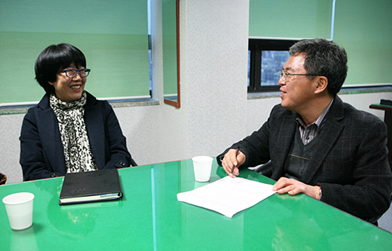 김일우 제주문화예술재단 연구사(오른쪽)가 연구해 온 제주-몽골 제주사회변화에 대해 일본 나가네현립대학이 주최하는 국제 학술대회에서 조명받게 된다. 김 연구사는 지난 2011년 문소연 작가(왼쪽)와 함께 '제주, 몽골이야'를 펴냈으며, 제주의소리를 통해 연재 됐었다.