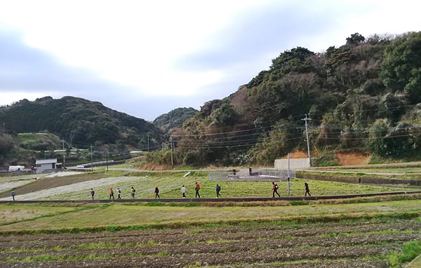 아마쿠사-레이호쿠 걷는 사람들.jpg