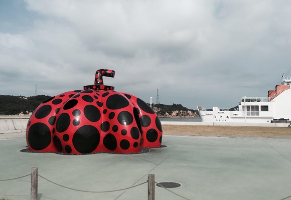 나오시마 항의 쿠사마 야요이의 빨간호박.jpg