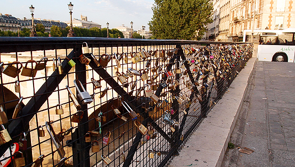 파리 센느강 다리의 사랑의 자물쇠들, 2014.JPG