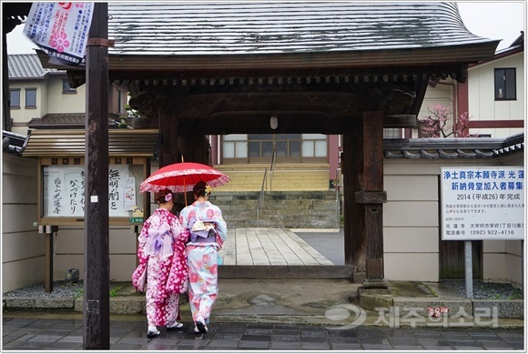 남에게 폐끼치면 안된다는 일본의 예절문화에는 외로움이 배어있다.  오루레에 환호하는  이유는 소통과 연대의 욕구에 다름 아닐 것이다..jpg