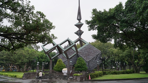 대만의 수도 타이베이시의 중심에는 2.28 평화공원내 2.28 기념비.JPG
