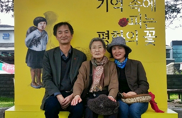 김수열 시인 어머니와 함께.jpg