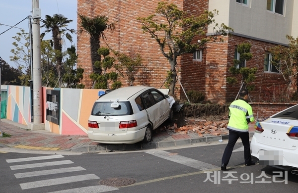 1일 오후 2시 33분경 제주시 월평동에서 차량이 빌라 외벽을 들이 받는 사고가 일어났다. ⓒ제주의소리