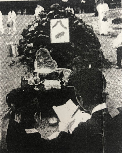 1989년 제주대학교 사슴상이 있는 옴팡밭 4.3해원탑 앞에서 4.3추모제를 열고 있는 당시 총학생회 간부들. ⓒ제주의소리