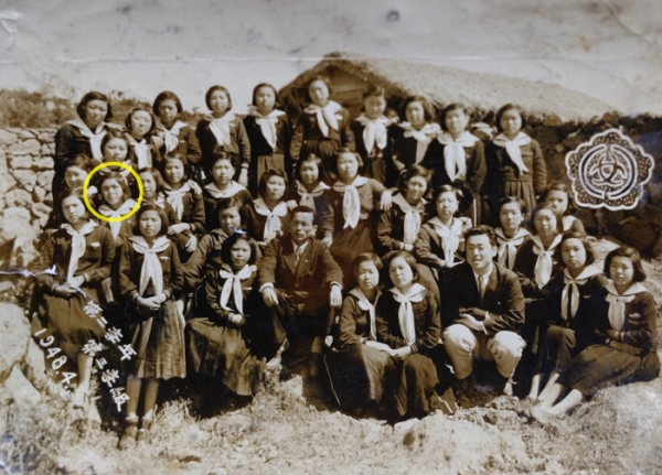 1948년 4월에 찍은 단체사진. 원 안이 김경생 할머니. ⓒ제주의소리