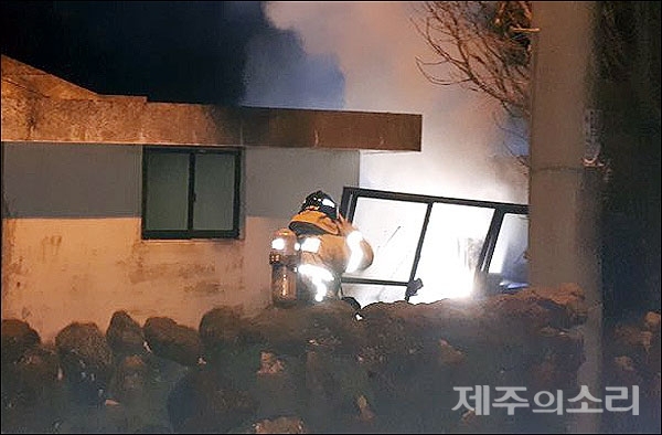 8일 오전 5시10분쯤 제주시 애월읍 곽지리의 한 주택에서 불이 나 진화 작업이 이뤄지고 있다. [사진제공-제주서부소방서]