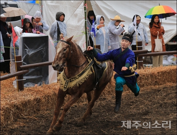 비가 오는 악천후 속 들불축제장에서 '마상마예'공연이 진행되고 있다.