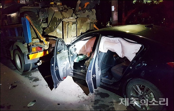 10일 오후 11시22분쯤 서귀포시 강정동 모 아파트 앞 도로에서 A(25)씨가 몰던 아반떼 차량이 주차된 덤프트럭을 들이 받아 일가족 3명이 다쳤다. [사진제공-서귀포소방서]