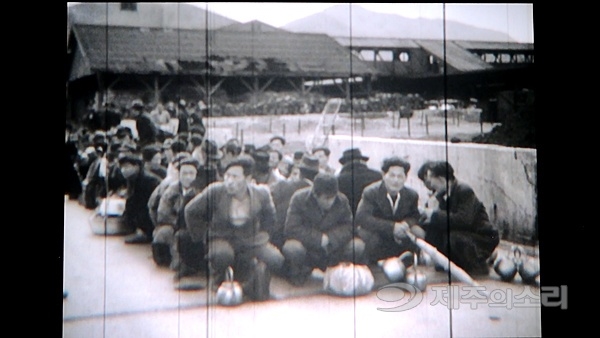 1949년 3월 4일 일본 나가사키에서 출발해 부산항에 도착한 여객선 승객들이 나란히 앉아있다. 사진 뒷편에는 검문하는 사람도 보인다. 이 가운데는 일본에서 강제 추방되는 제주도민들도 포함돼 있다. 제공=전갑생. ⓒ제주의소리