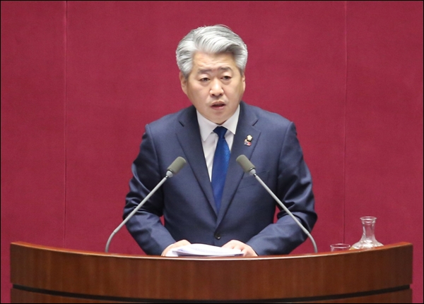 오영훈 국회의원이 22일 국회 대정부질문에서 4.3에 대해 언급하고 있다.