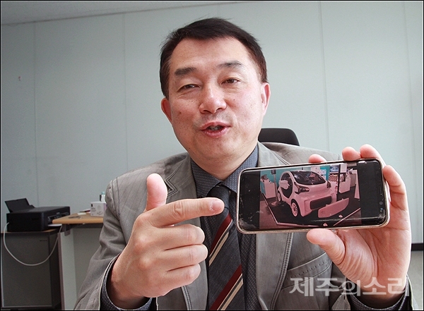 제주모터스 김준호 대표가 3D프린터로 제작할 전기차에 대해 설명하고 있다.