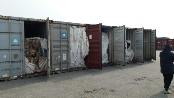 필리핀에서 반송된 폐기물이 컨테이너에 있다. 제주시와 평택시는 200여개 컨테이너 중에서 8개를 샘플 조사결과 제주산 쓰레기는 발견되지 않았다.