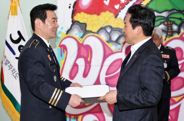 원희룡 제주지사가 1일 고창경 자치경찰단장에게 임명장을 수여하고 있다.