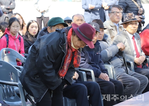 4.3생존수형인 김정추 할머니가 1일 제주시 신산공원에서 열린 4.3해원방사탑제에 참석해 인사를 하고 있다. ⓒ제주의소리