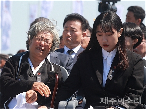 4.3 유족 김연옥 할머니가 손녀 정향신씨의 가족사 낭독에 오열하고 있다.