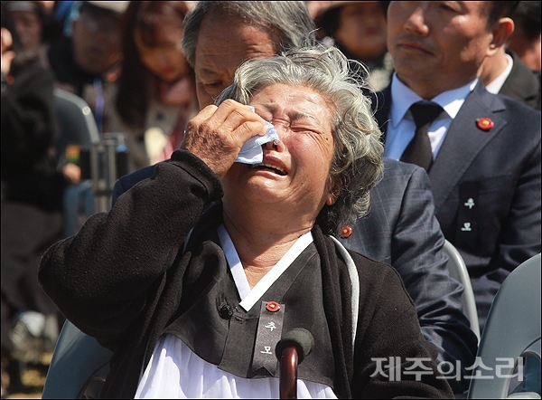 자신의 이야기를 손녀가 4.3추념식 장에서 참가자들에게 들려주자 김연옥 할머니가 오열하고 있다.