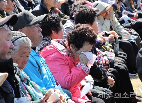 제71주년 제주4.3희생자 추념식에 참가한 희생자 유족들이 김연옥 할머니의 사연을 듣던 중 곳곳에서 오열했다.