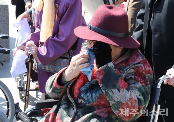 3일 엄수된 71주년 4.3희생자추념식에 참석한 4.3생존수형인 김정추 할머니가 눈물을 훔치고 있다. ⓒ제주의소리