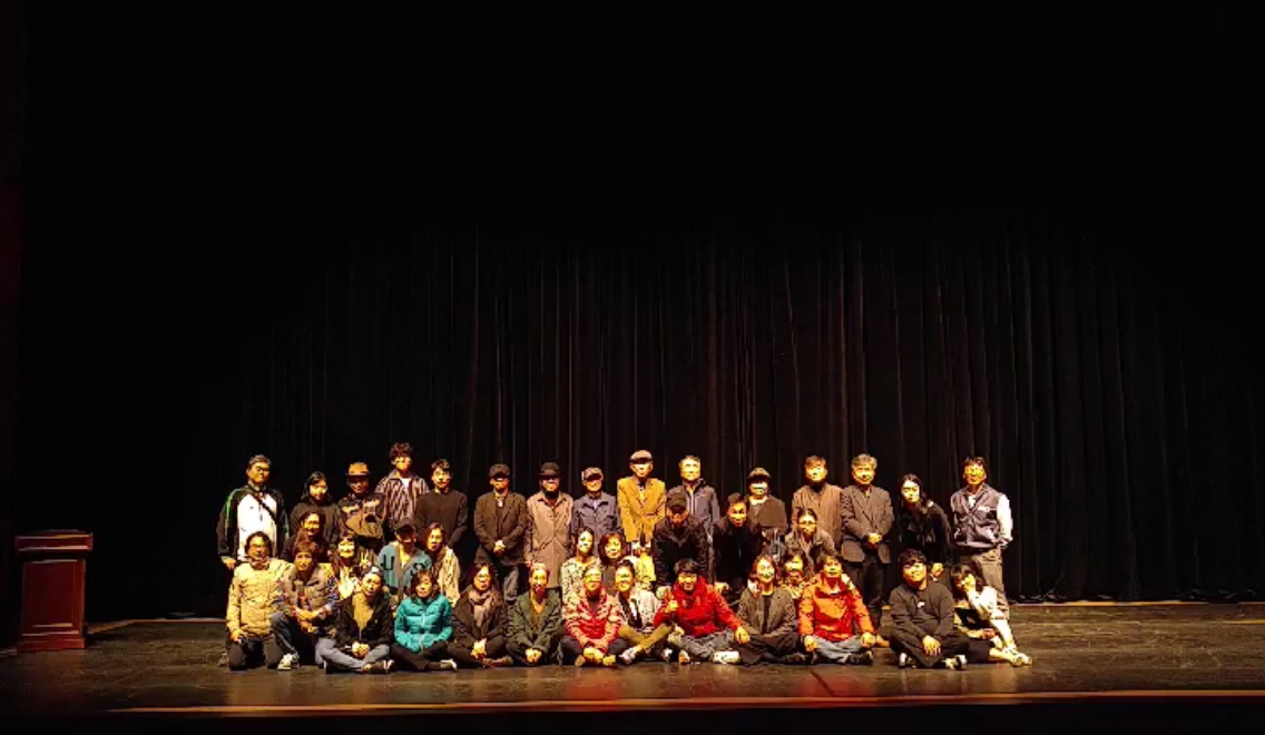 대한민국연극제 제주예선대회 참가자들이 단체 사진을 찍고 있다. ⓒ제주의소리