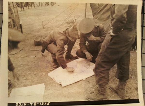 한국경비대 미군자문관 Leach 대위가 4.3진압계획을 점검하고 있음.(1948. 5.15. Mootz 촬영, NARA). ⓒ제주의소리
