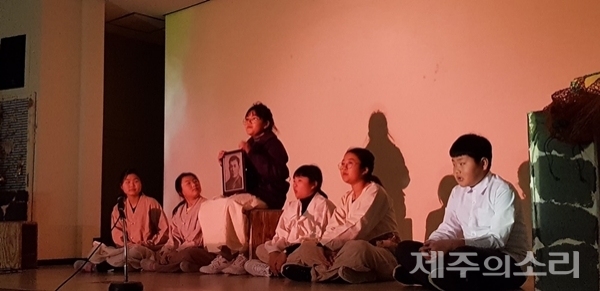 우도초등학교 해녀동아리 '호이호이'의 창작 연극 공연 모습. ⓒ제주의소리