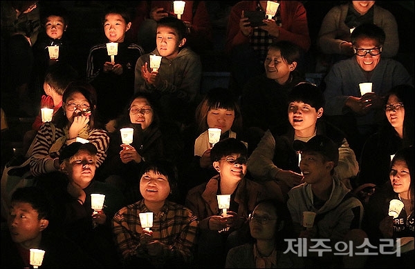 16일 밤 제주항 2부두 연안여객터미널에서 열린 세월호 5주기 추모행사에서 참가자들이 촛불을 들고 희생자를 위로하고 있다. ⓒ제주의소리 [김정호 기자]